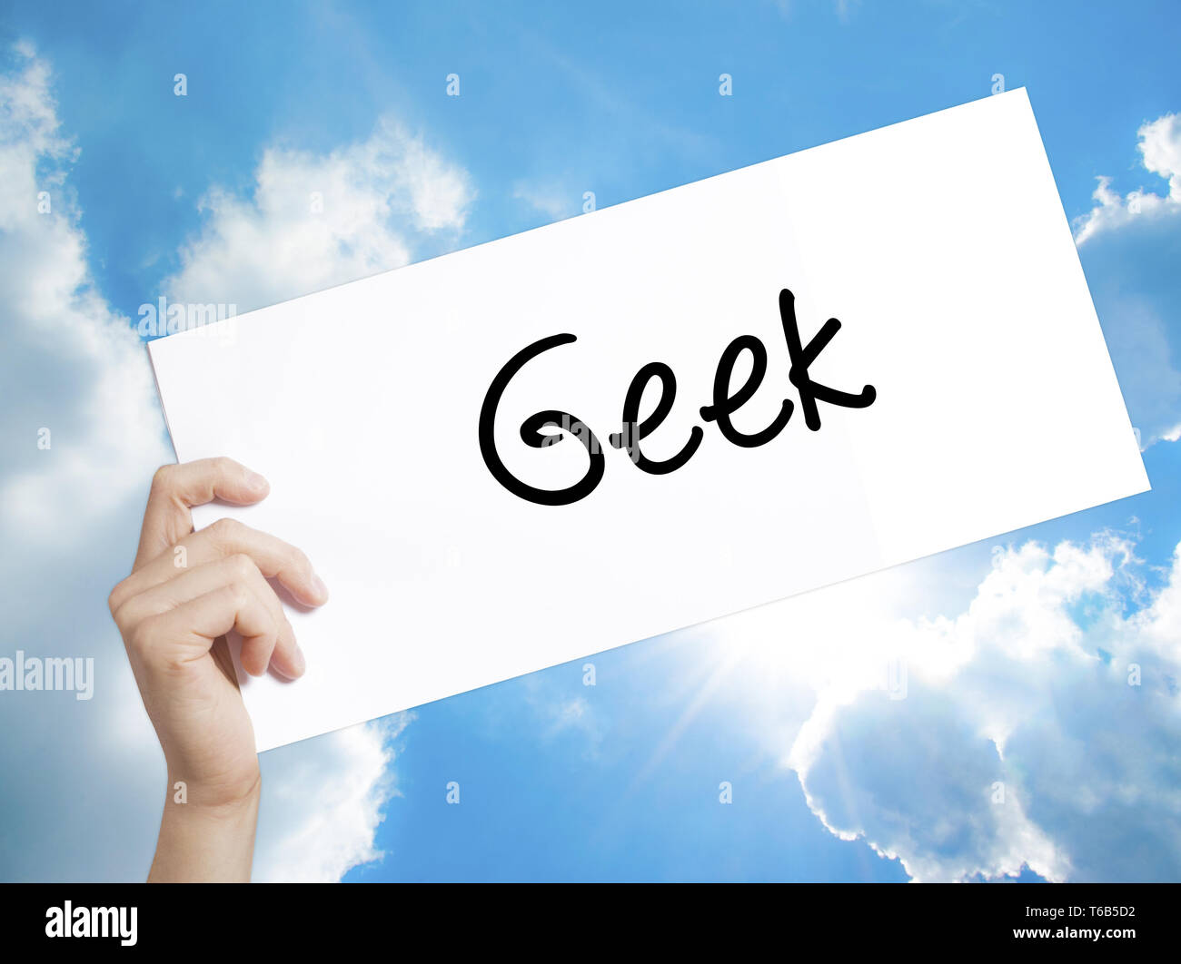 Carta con testo Geek . Man mano che tiene segno su carta bianca. Isolato su sfondo cielo Foto Stock