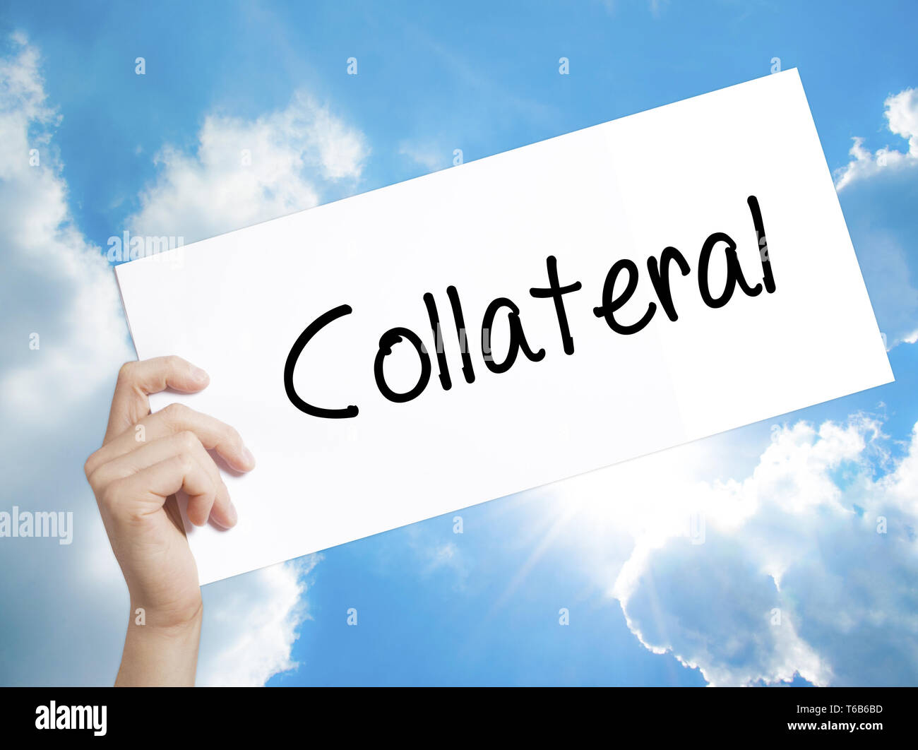 Segno collaterale su carta bianca. Man mano che tiene la carta con testo. Isolato su sfondo cielo Foto Stock