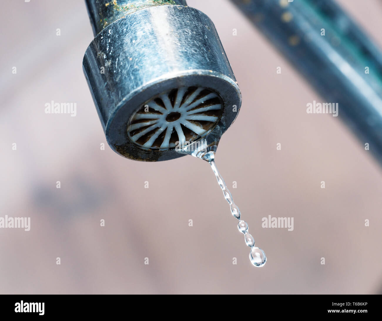 Ripresa macro di una vecchia cucina tocca il gocciolamento, sprecando del concetto di acqua Foto Stock