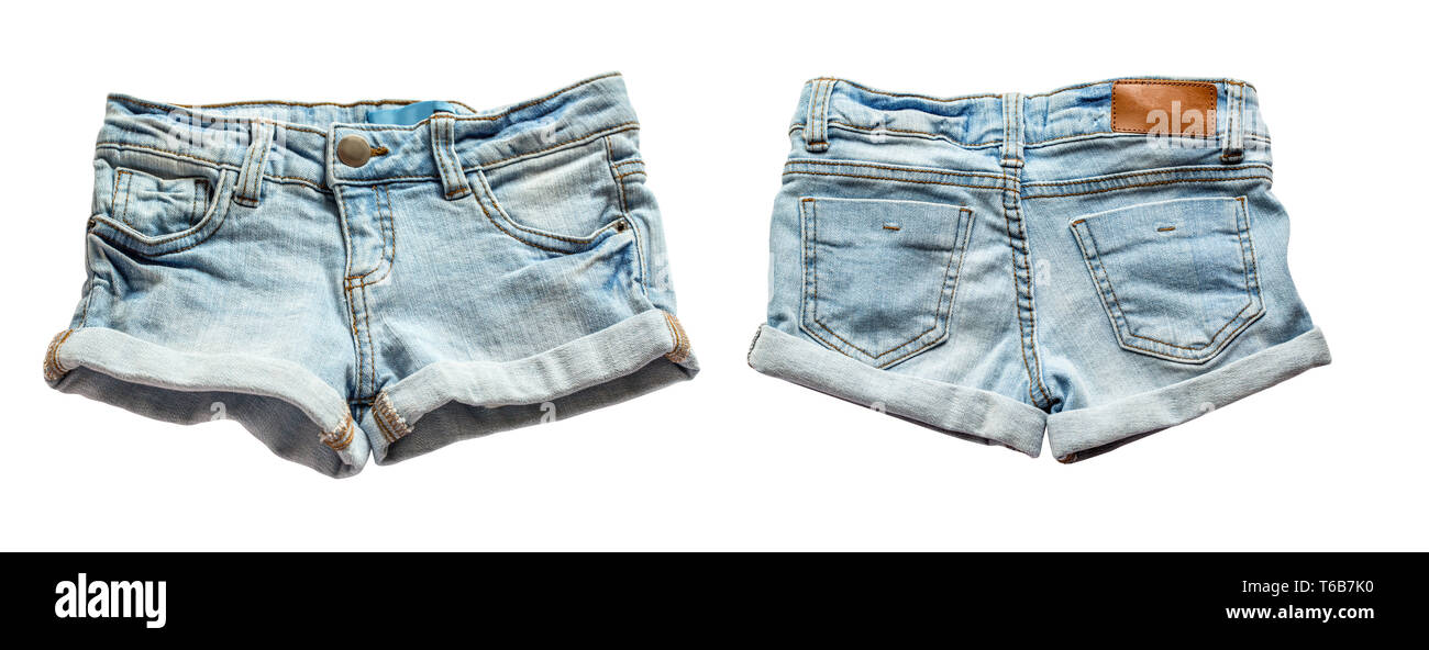Strappati a mano jeans corti isolati su sfondo bianco. Foto Stock