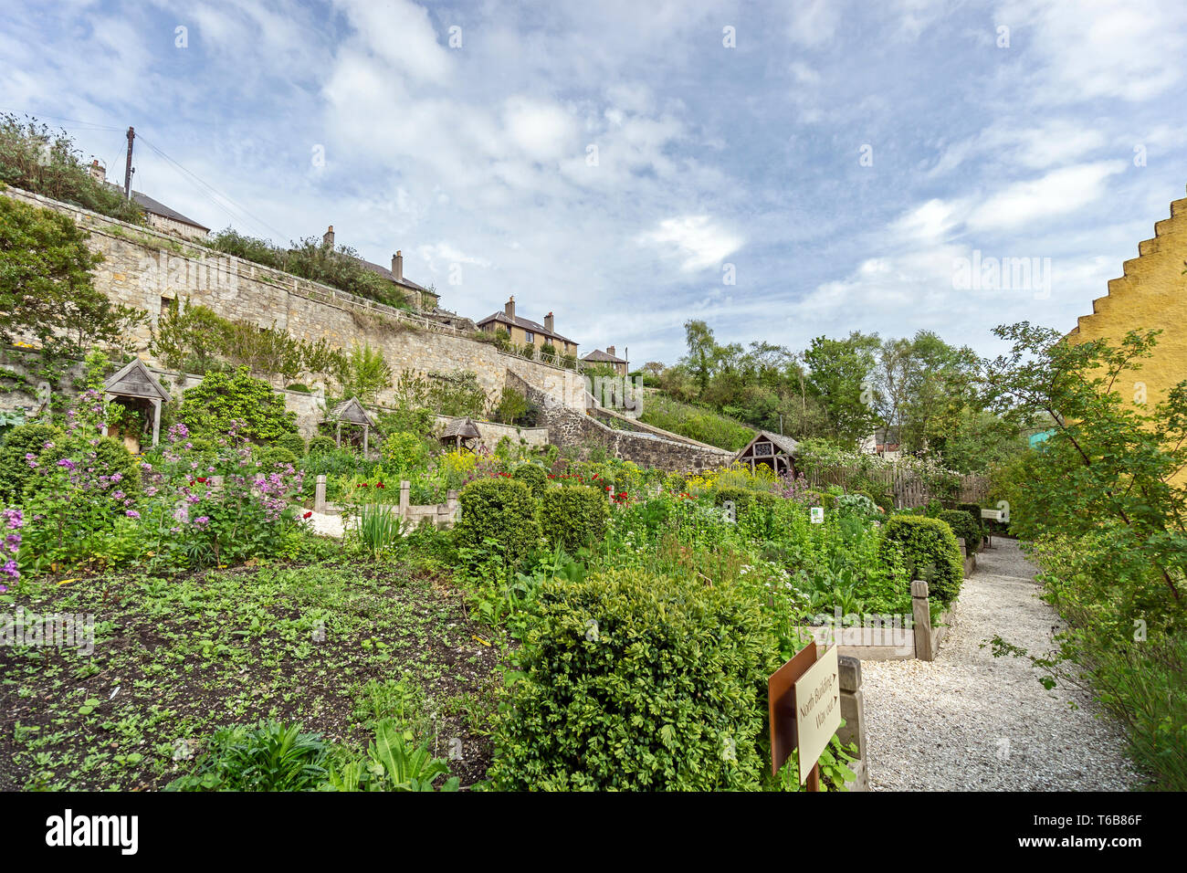 Culross Palace in città NTS Royal Burgh di Culross in Fife Scozia UK con giardino posteriore Foto Stock