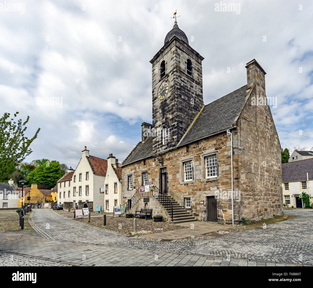 Culross Town House Sandhaven con torre dell orologio in città NTS Royal Burgh di Culross Fife Scozia UK Foto Stock