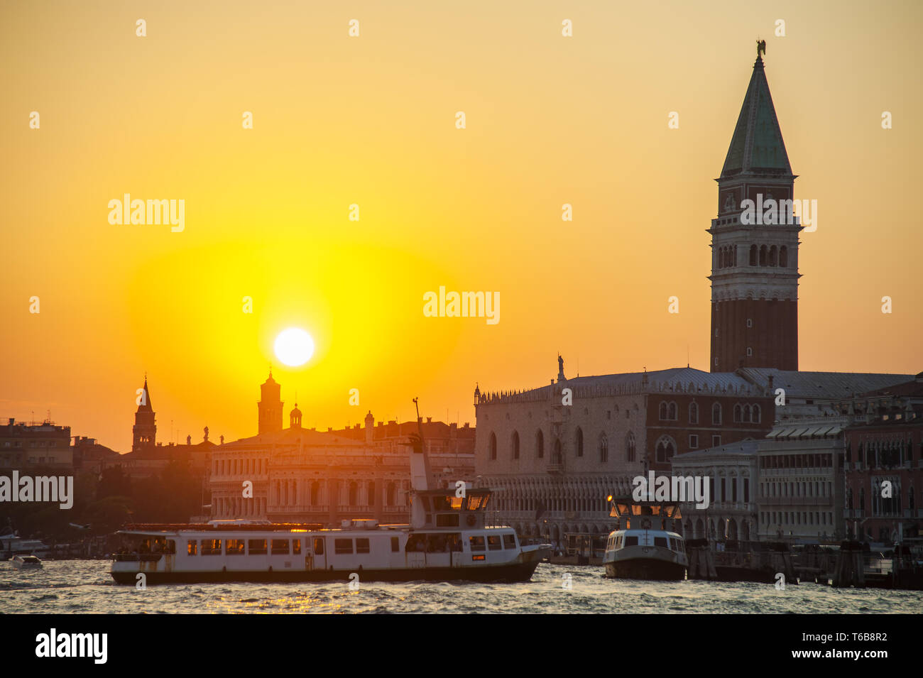 Venezia al tramonto con il campanile e il Palazzo Ducale Foto Stock
