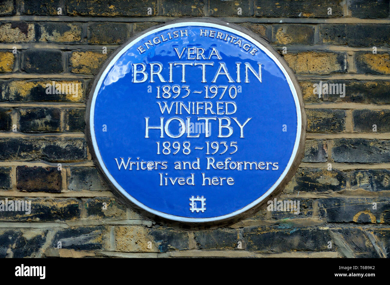 Londra, Inghilterra, Regno Unito. Blu Commemorative Plaque: Vera Brittain (1893-1970) Winifred Holtby (1898-1935) gli scrittori e i riformatori, vissuto qui. 58 Doughty St Foto Stock