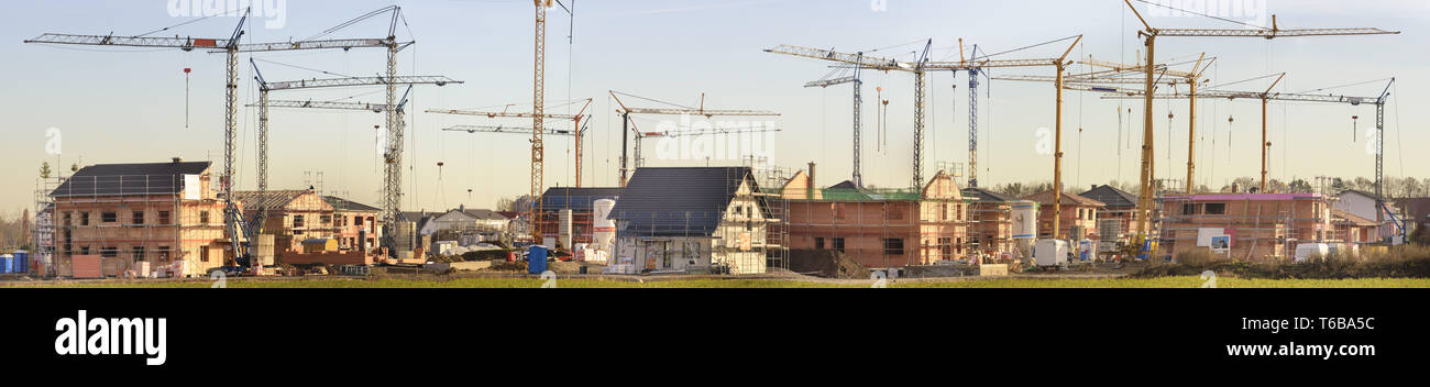 Panorama di nuove case in costruzione con molte gru Foto Stock