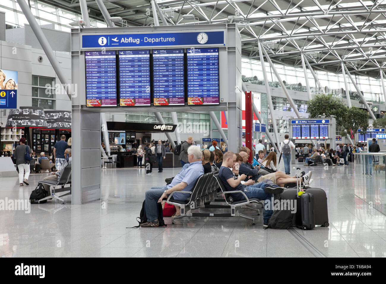 La gente a Duesseldorf Airport Terminal, Duesseldorf, nella Renania settentrionale-Vestfalia, Germania, Europa Foto Stock