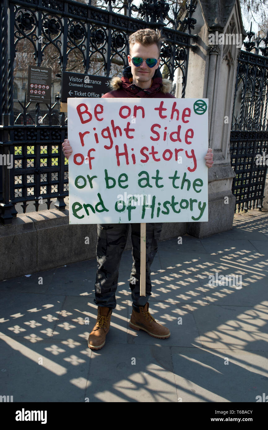 Estinzione della ribellione di protesta, London . La piazza del Parlamento. Un giovane uomo detiene una targhetta dicendo 'essere sul lato destro della storia..." Foto Stock