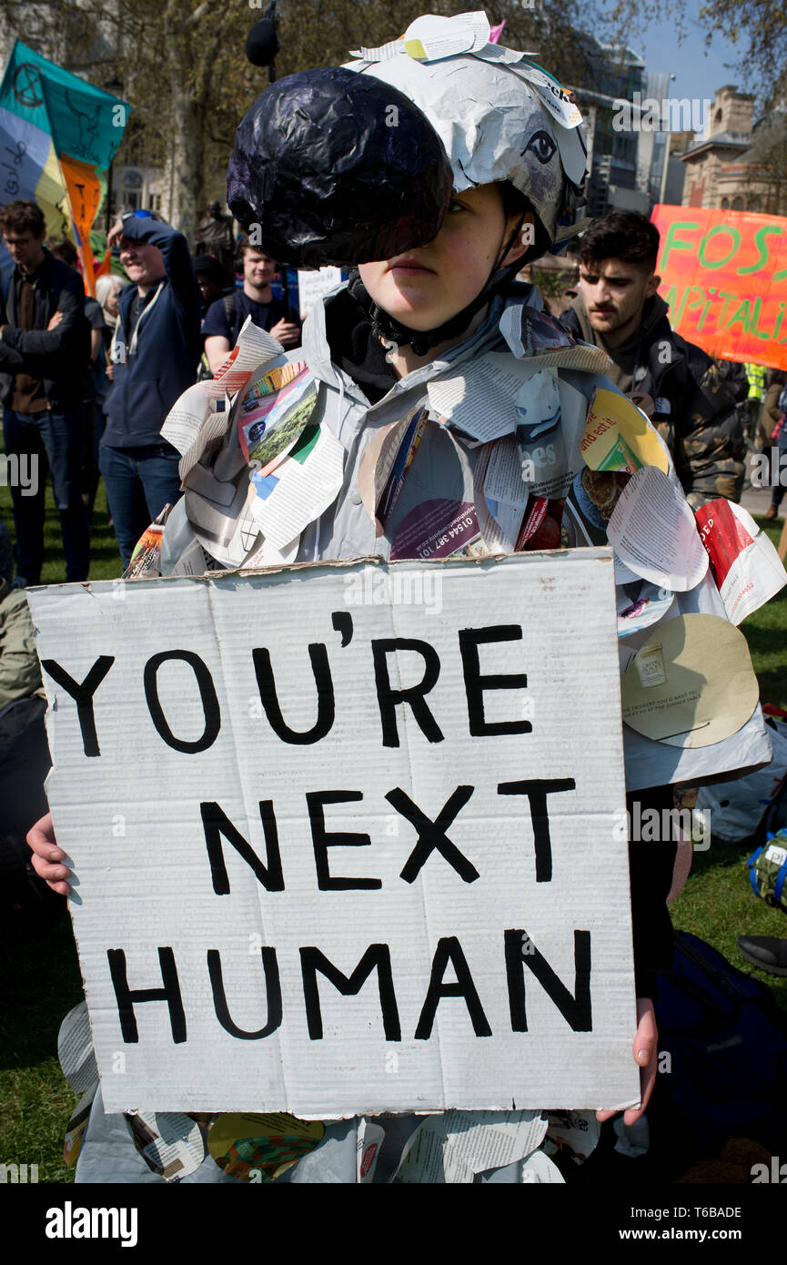 Estinzione della ribellione di protesta, London . La piazza del Parlamento. Una giovane donna vestita come un dodo detiene una targhetta dicendo "stai accanto umana". Foto Stock