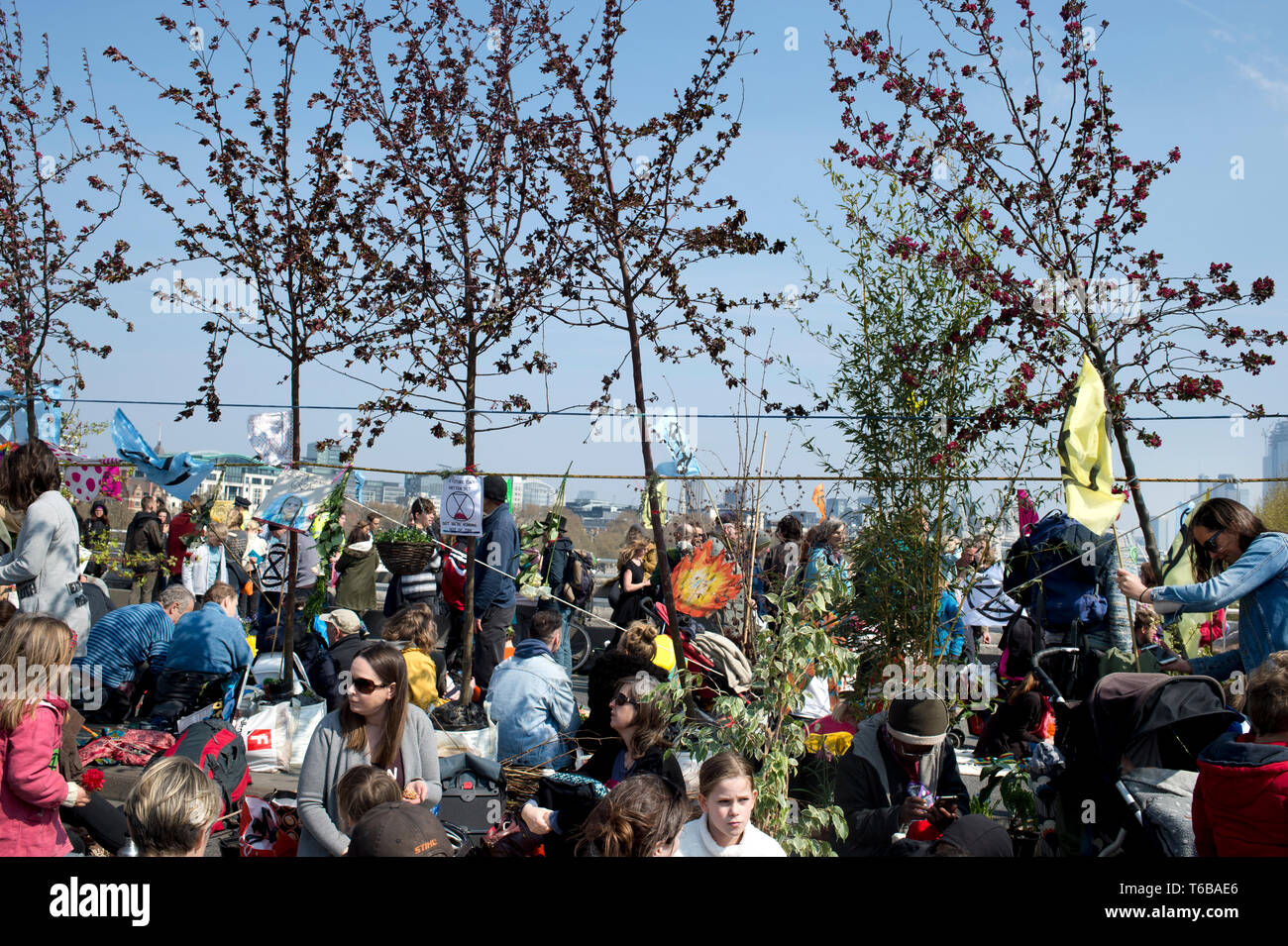 Estinzione della ribellione di protesta, London . Ponte di Waterloo. I ribelli sedersi tra gli alberi. Foto Stock