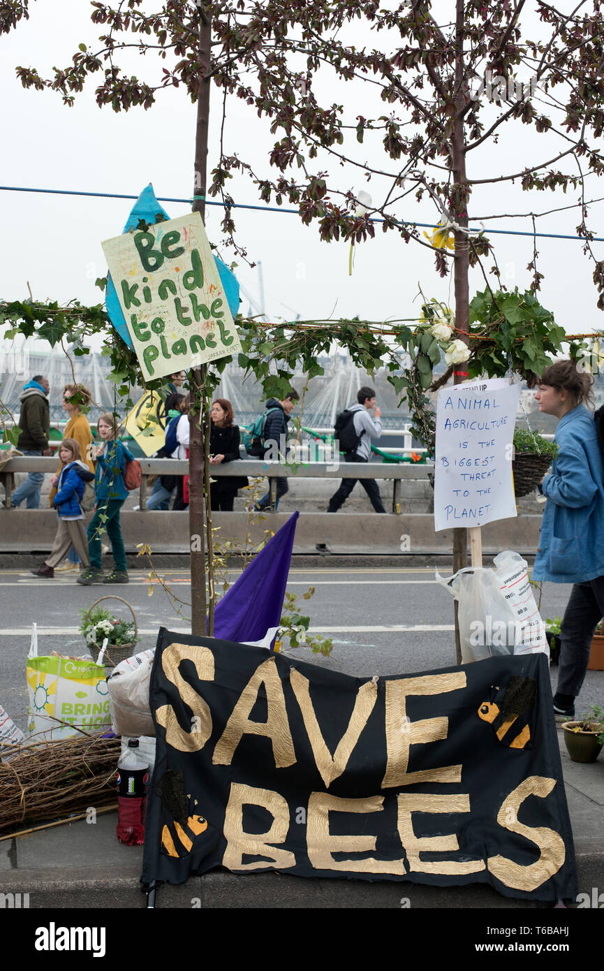 Estinzione della ribellione di protesta, London . Ponte di Waterloo. La gente a piedi sopra il ponte chiuso al traffico dalla XR protesta che ora dispone di un giardino e di un b Foto Stock