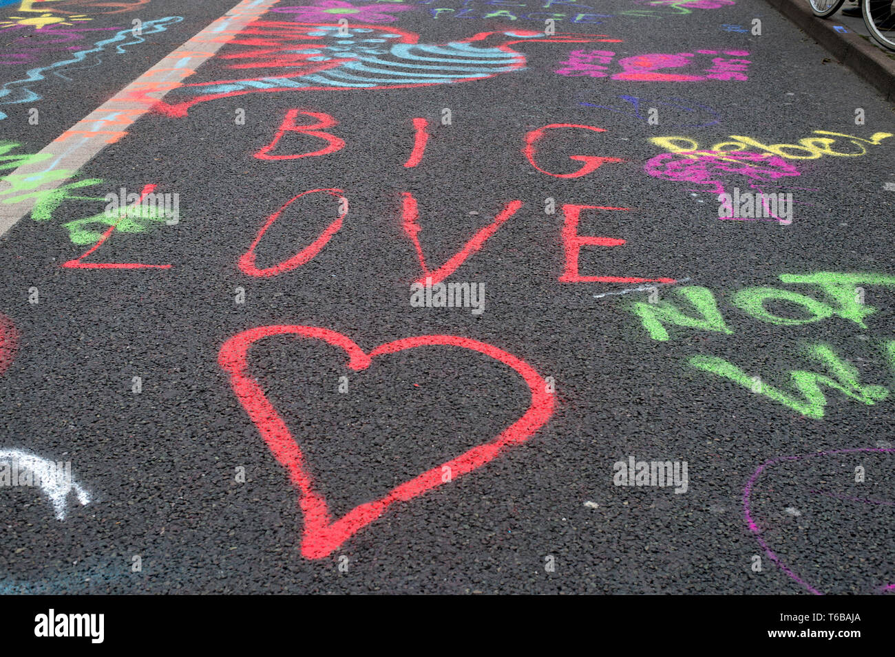 Estinzione della ribellione di protesta, London . Ponte di Waterloo. "Grande amore' , scritto sull'asfalto della chiusa di Ponte. Foto Stock