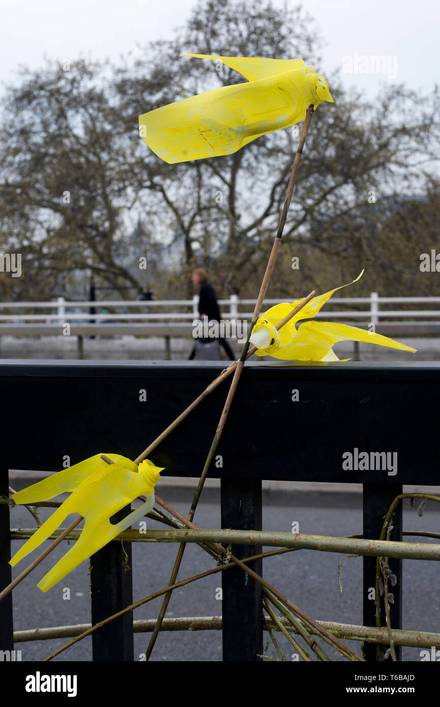 Estinzione della ribellione di protesta, London . Ponte di Waterloo. Le bottiglie di plastica tagliata in forma di uccelli delle Canarie e dipinto di giallo. Foto Stock