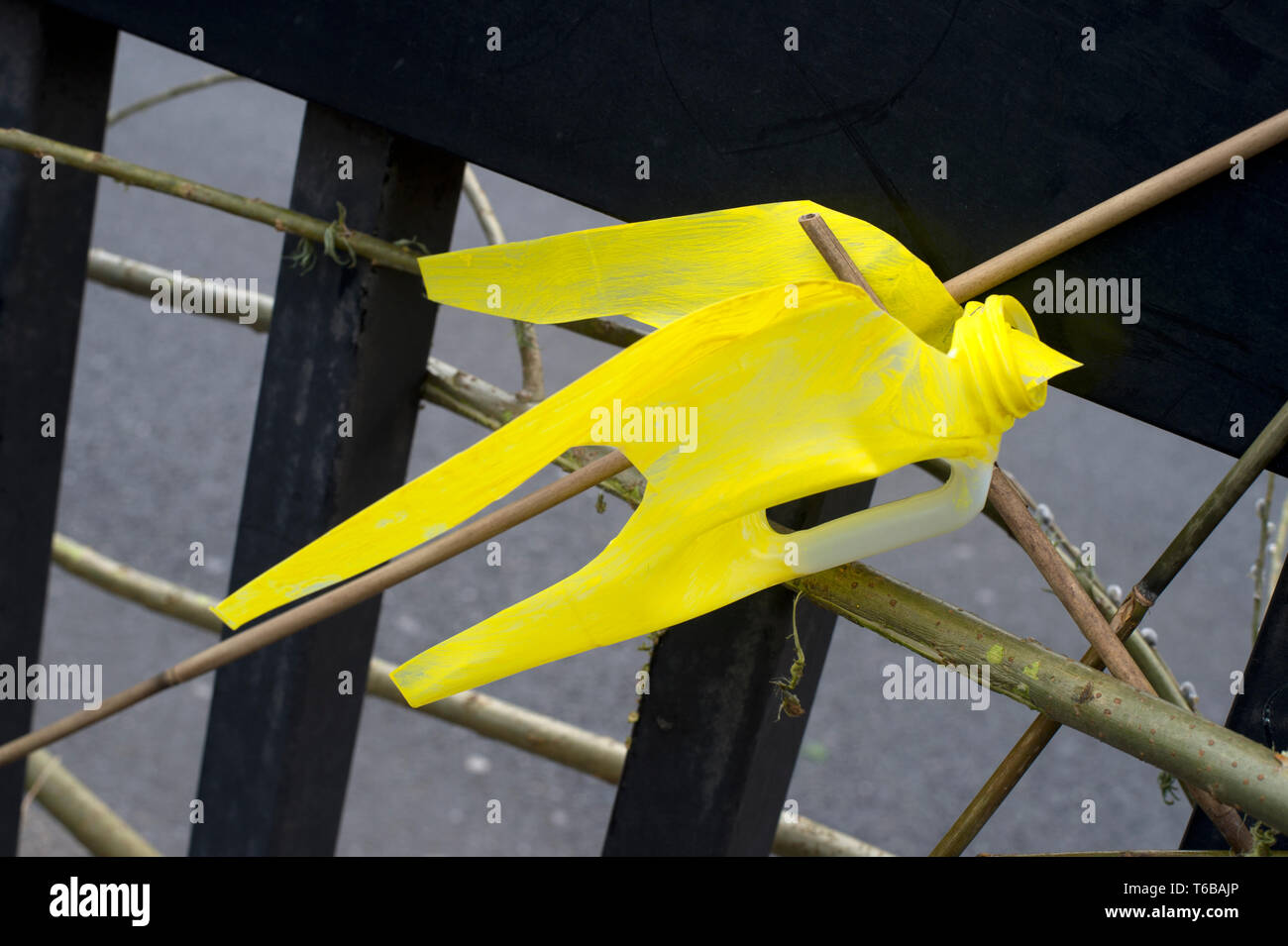 Estinzione della ribellione di protesta, London . Ponte di Waterloo. Le bottiglie di plastica tagliata in forma di uccelli delle Canarie e dipinto di giallo. Foto Stock