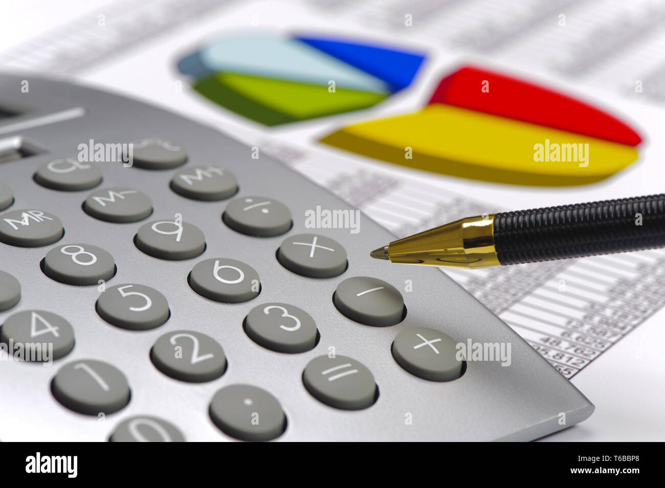 Finanza e Affari con grafico e calcolatrice al mercato azionario Foto Stock