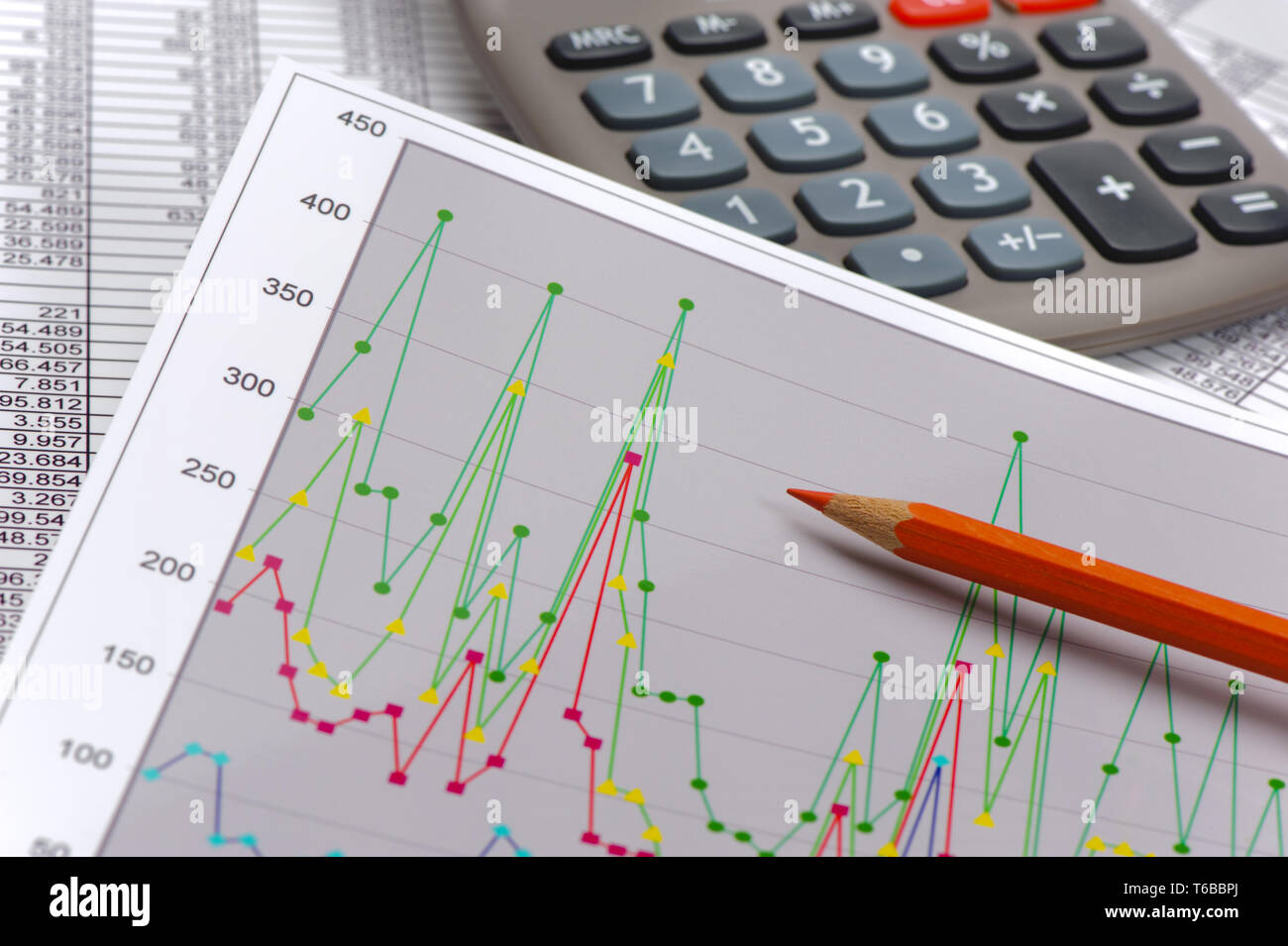 Finanza e Affari con grafico e calcolatrice al mercato azionario Foto Stock