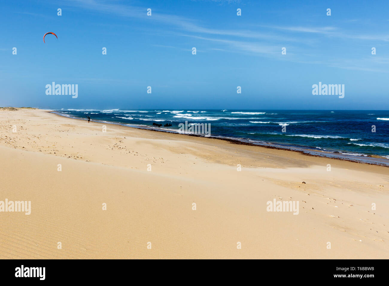 Vista laterale della spiaggia sabbiosa Foto Stock