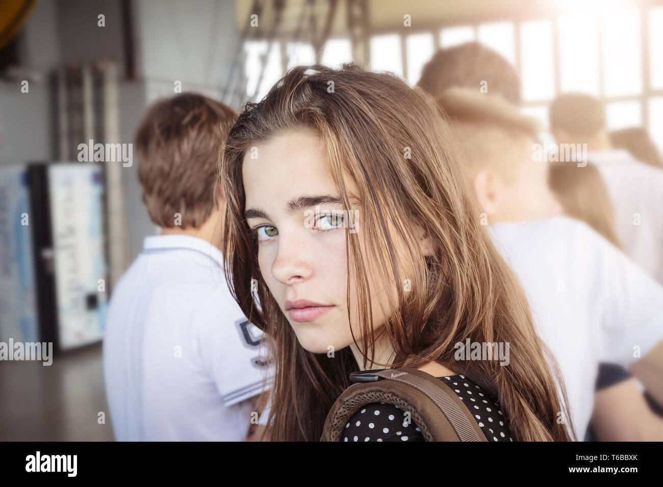 La ragazza alla fine di una coda in attesa Foto Stock