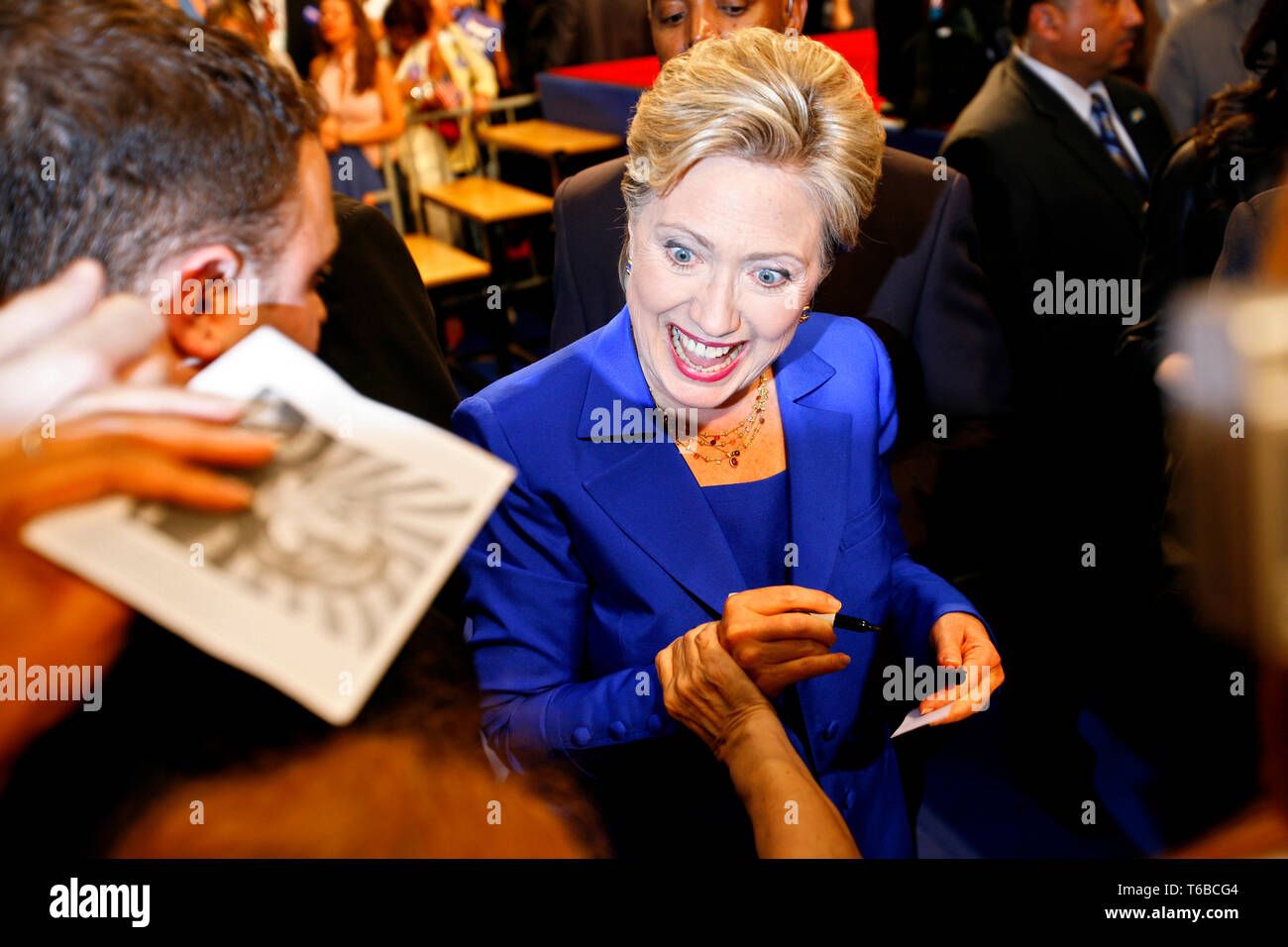 Speranzoso presidenziali Hillary Clinton sta tenendo il suo discorso vittoria al Baruch College dopo aver vinto il Dakota del Sud, applaudendo Obama per il Montana ma non ancora ammettendo. Foto Stock