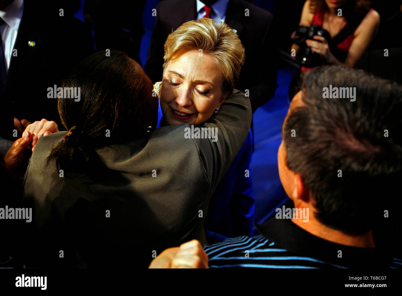 Speranzoso presidenziali Hillary Clinton sta tenendo il suo discorso vittoria al Baruch College dopo aver vinto il Dakota del Sud, applaudendo Obama per il Montana ma non ancora ammettendo. Un caloroso abbraccio dopo il discorso. Foto Stock