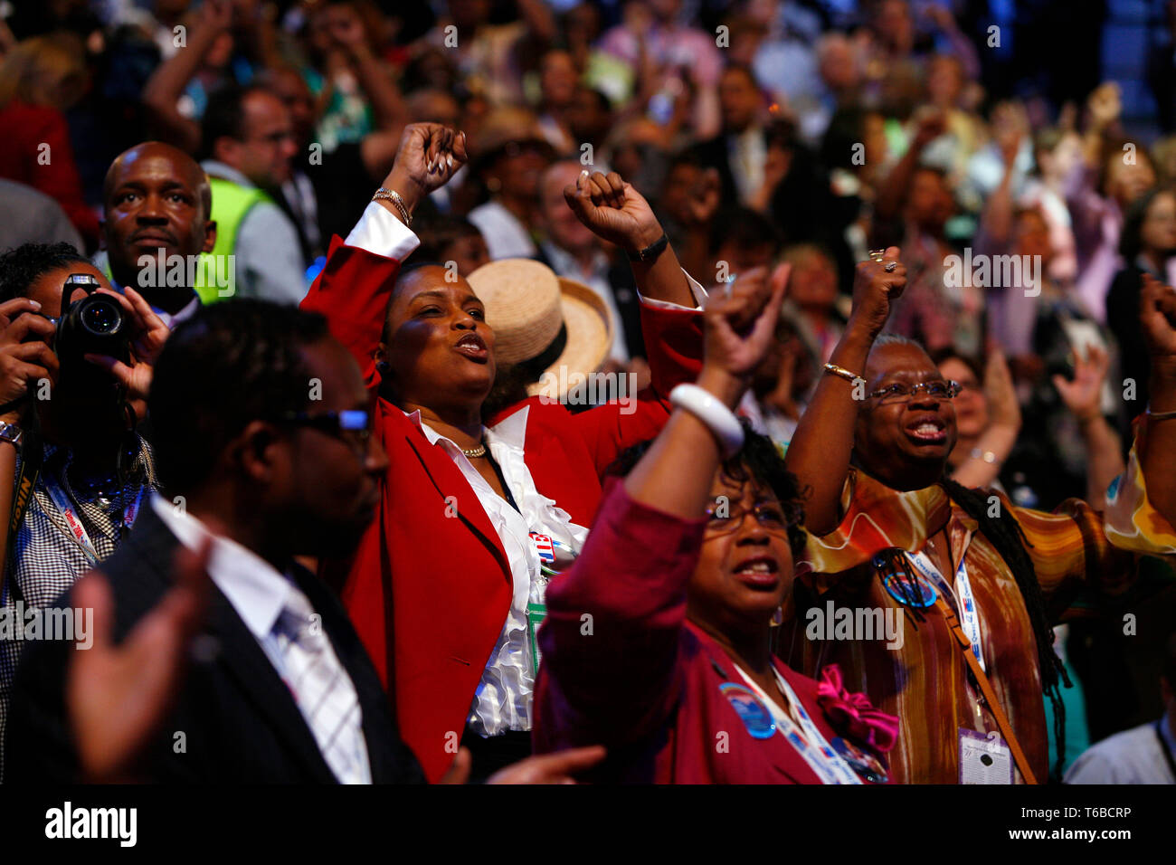 Il DNC Convention di Denver farà Obama il loro candidato. Roll Call il conteggio dei voti dei candidati presidenziali. New York il senatore Hillary Clinton annuncia i voti da nello Stato di New York, e invocare per rendere il resto dei voti per Obama per acclamazione. Foto Stock