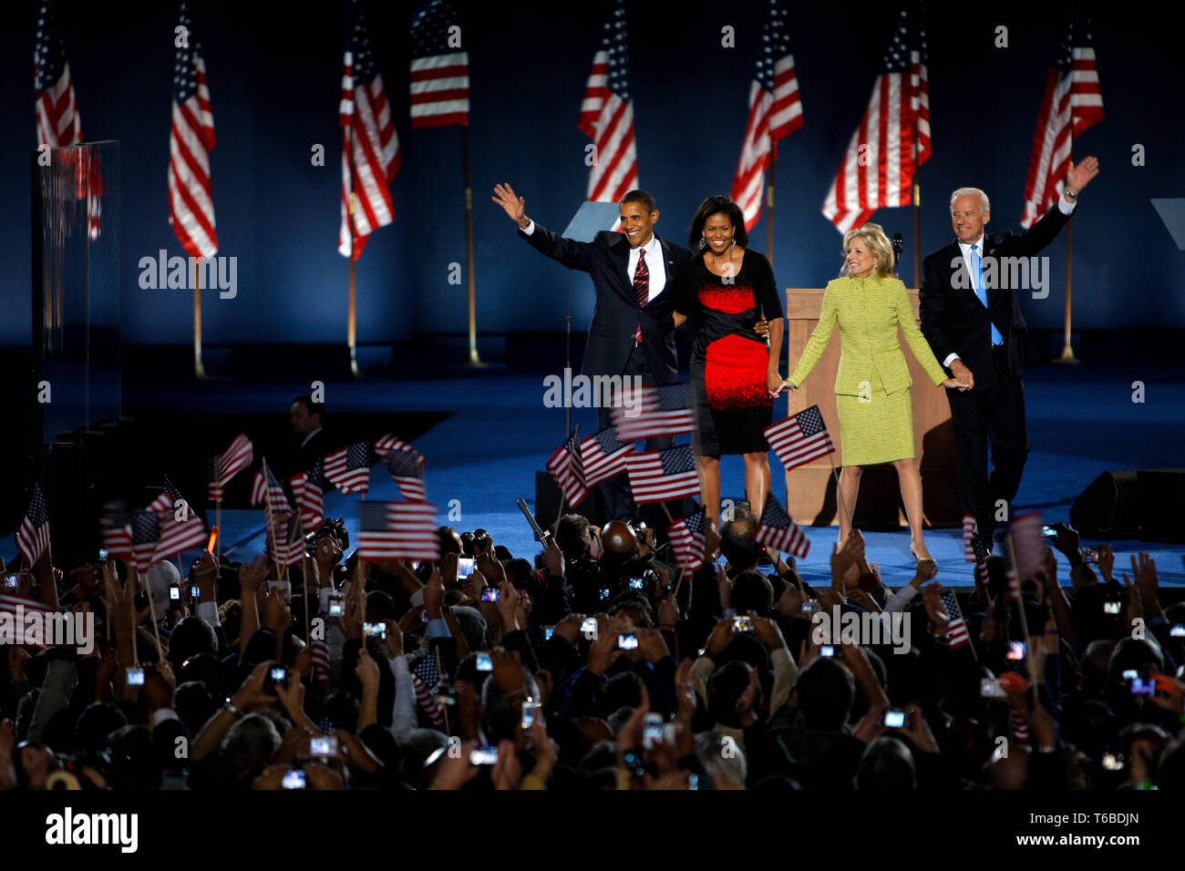 Il candidato presidenziale Barack Obama e sua moglie Michelle, del suo compagno di squadra Joe Biden e Bidens moglie Jill sul palco su Hutchinson Campo in Grant Park in Chicago, dopo aver vinto le elezioni presidenziali. Foto Stock