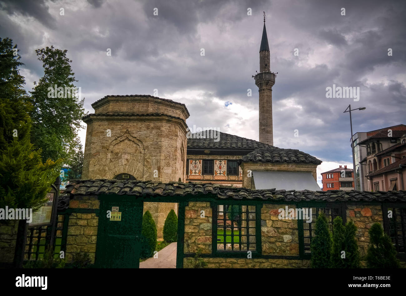 Vista esterna alla moschea maculato Alaca Cami Kalkandelen aka moschea dipinta a Tetovo Macedonia nord Foto Stock