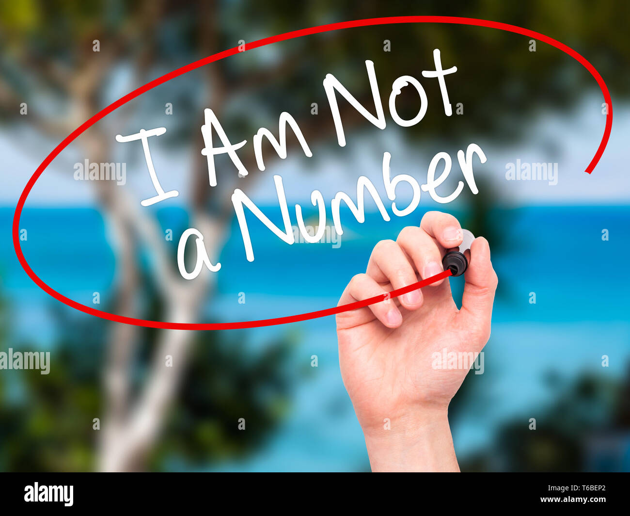 L'uomo la scrittura a mano io non sono un numero con il pennarello nero su schermo visivo Foto Stock