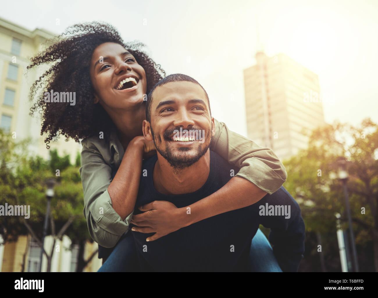 Coppia giovane in amore divertimento in città Foto Stock