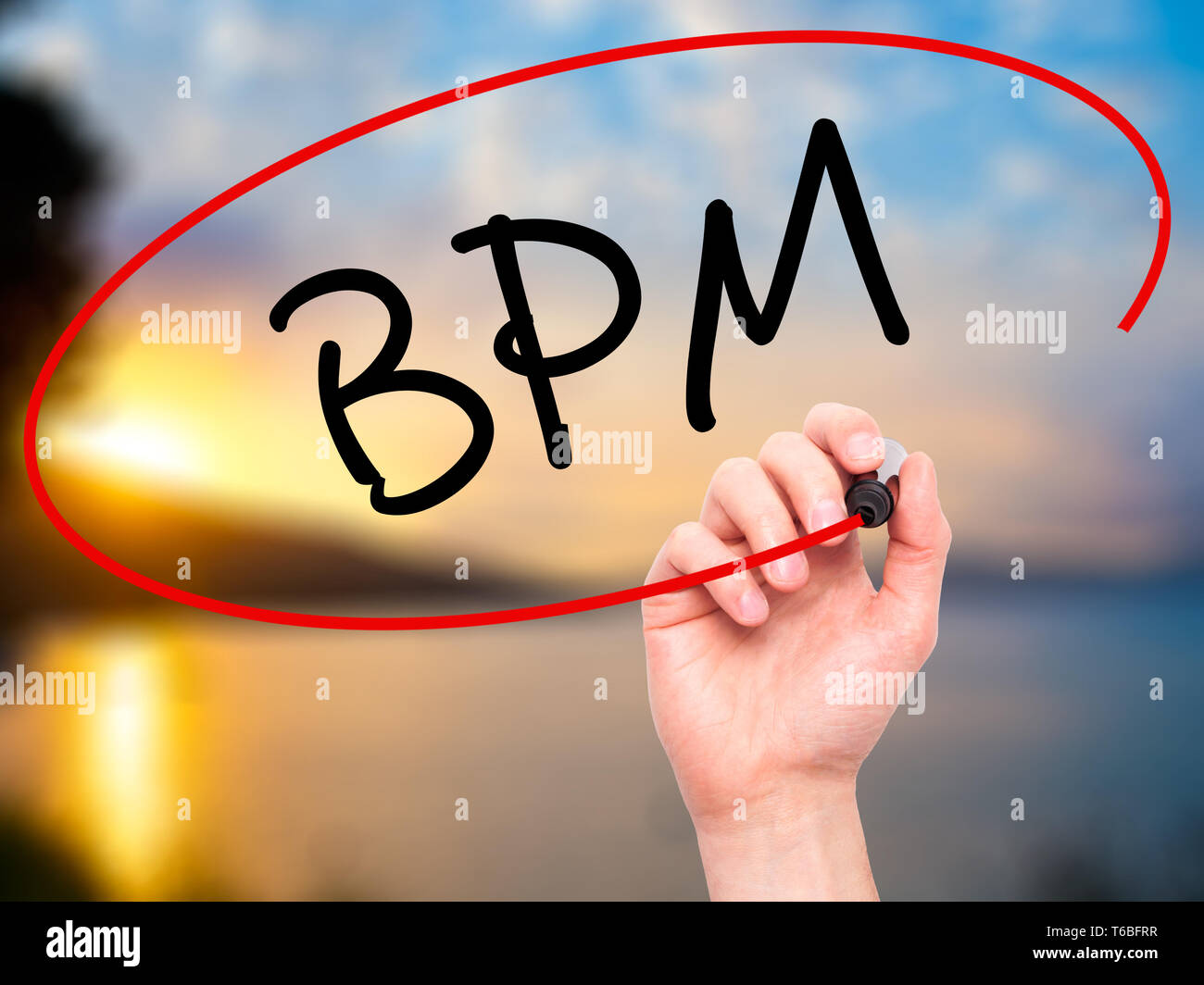Man mano che scrive il BPM (Business Process Management) con pennarello nero su schermo visivo Foto Stock