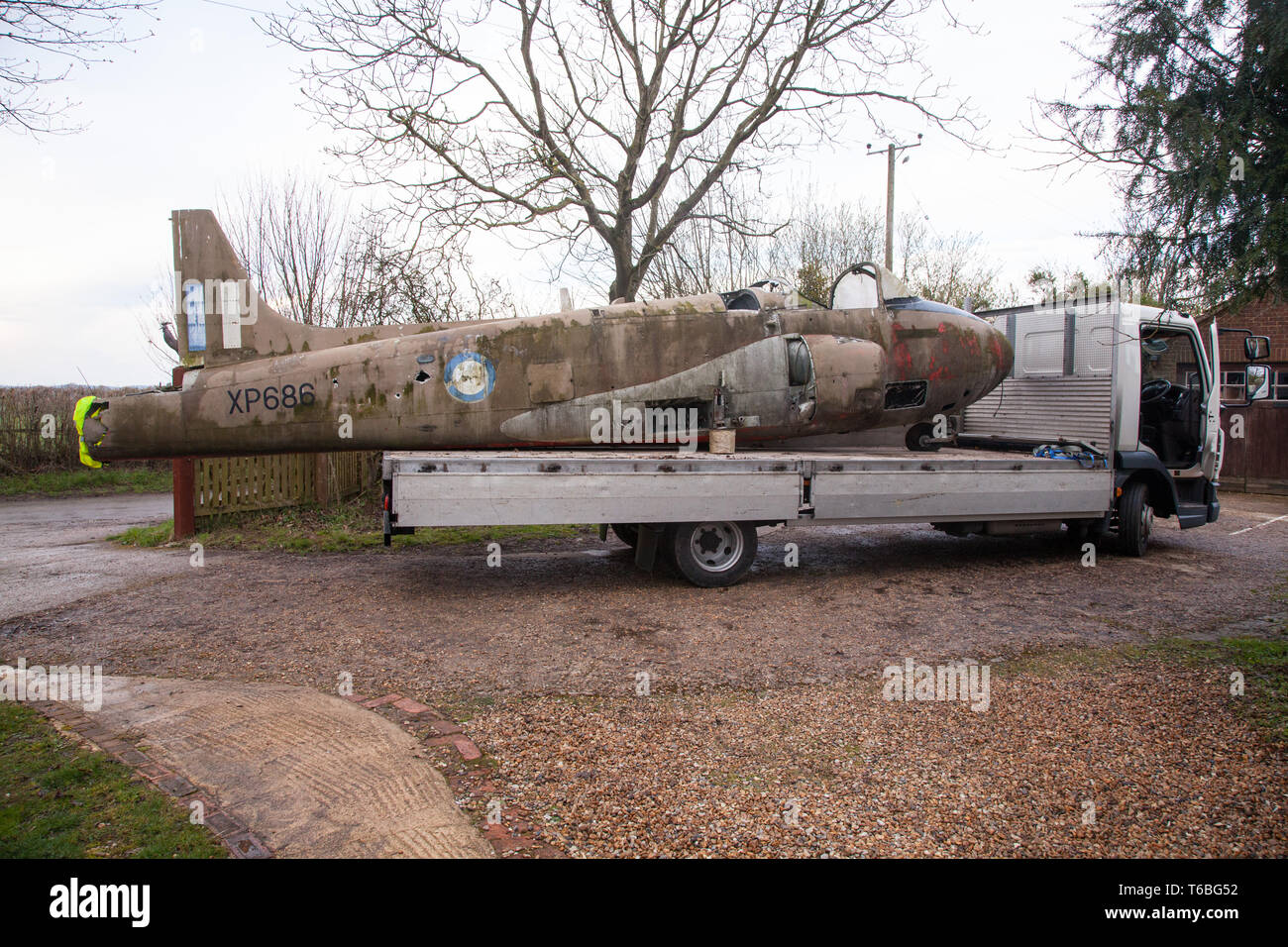 La caccia a getto Percival Provost aeromobile XP686 essendo spostata prima di essere restaurato e ridefinito , Medstead, Alton, Hampshire, Inghilterra, Regno Unito. Foto Stock