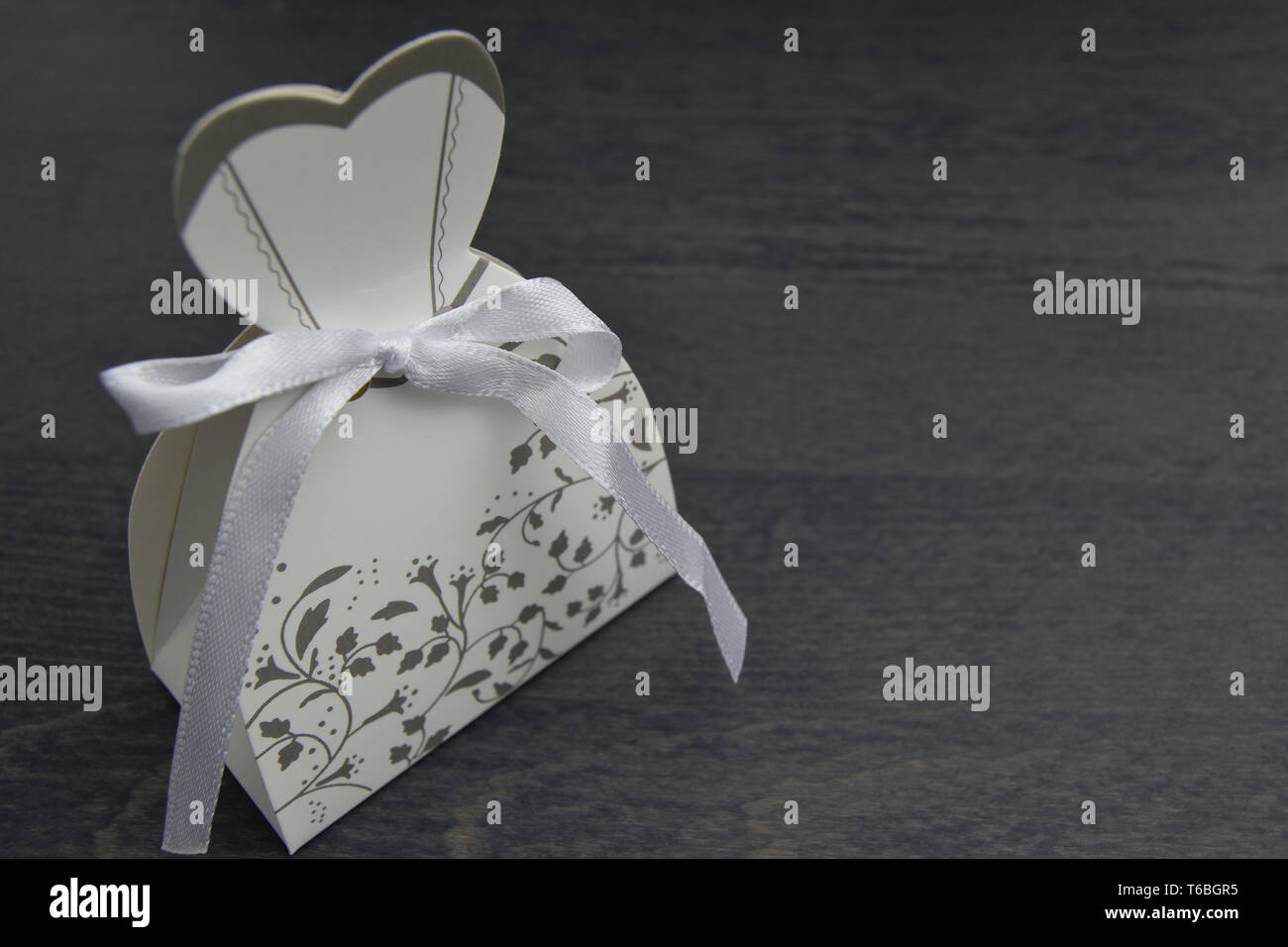 Abito da sposa scatola sagomata con mandorla confetti interno Foto Stock