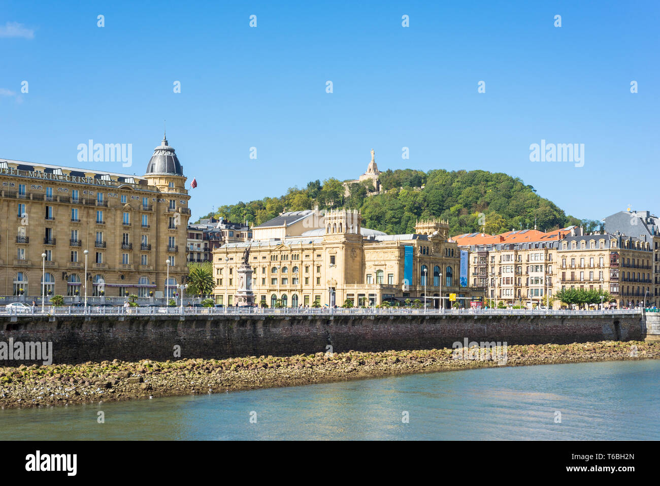 Riverbank e ponte nella città basca di San Sebastian Foto Stock