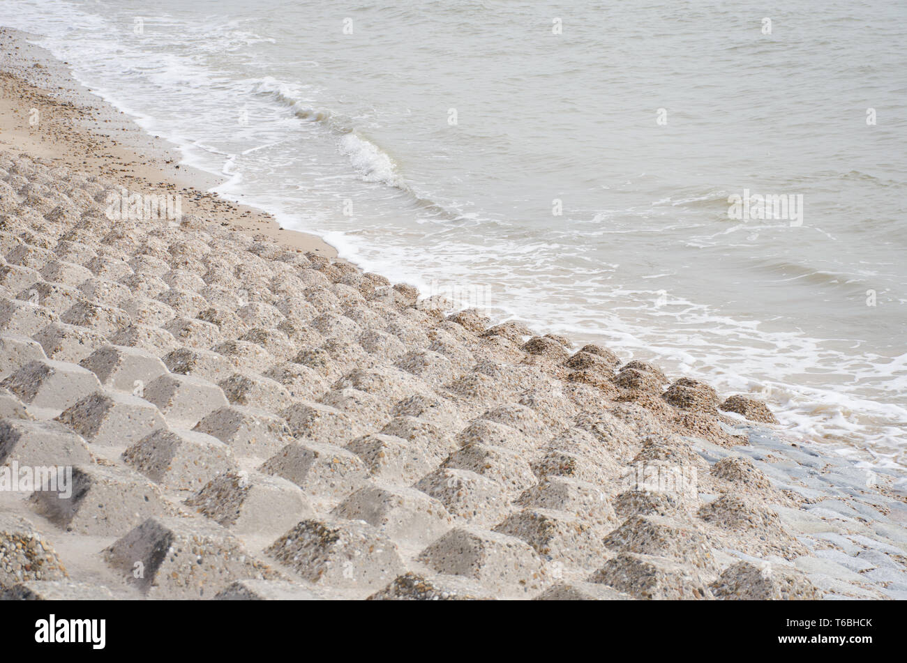 Calcestruzzo protezione costiera struttura con mare Foto Stock