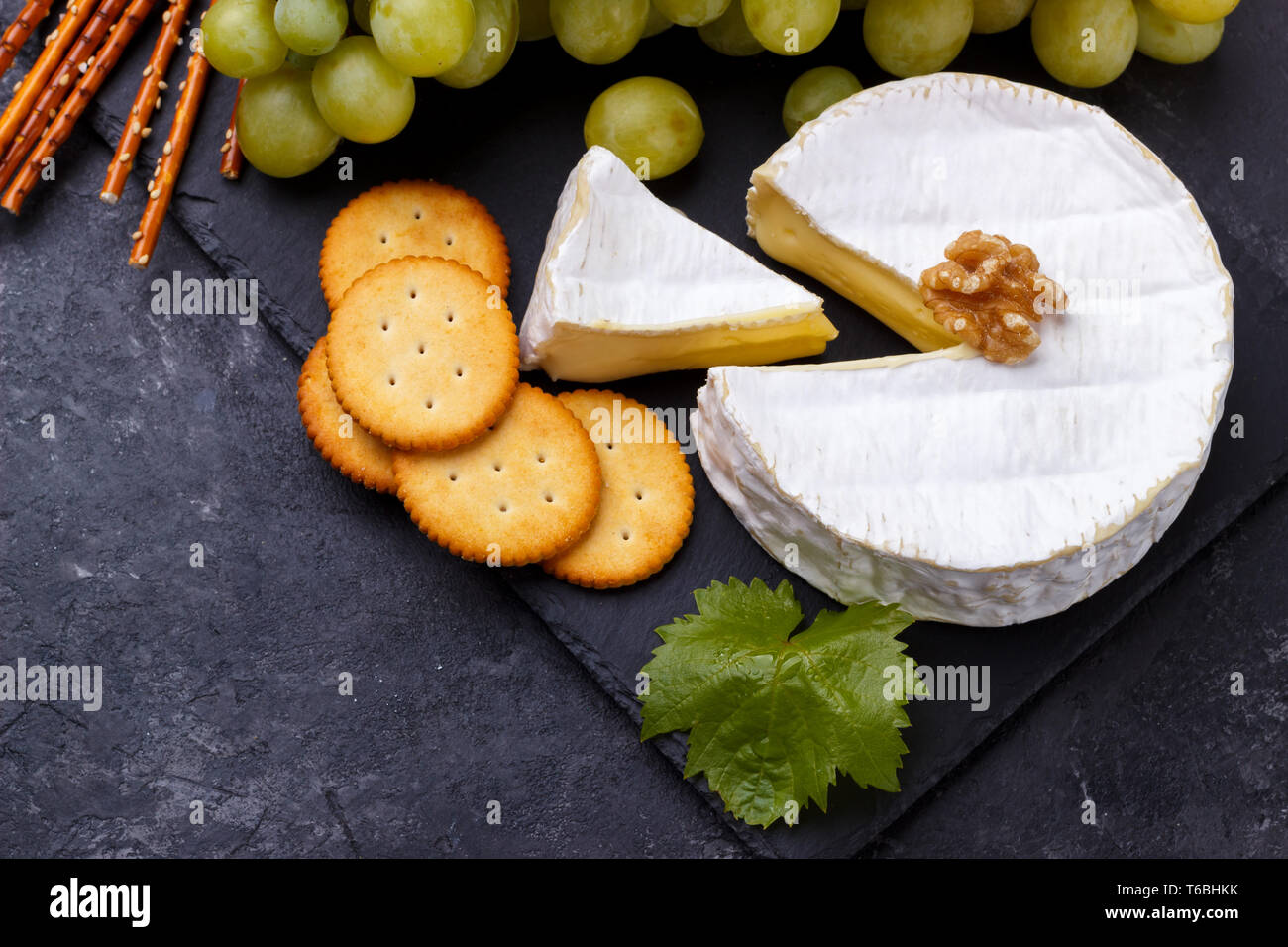 Vassoio di formaggi spuntini e vino Foto Stock