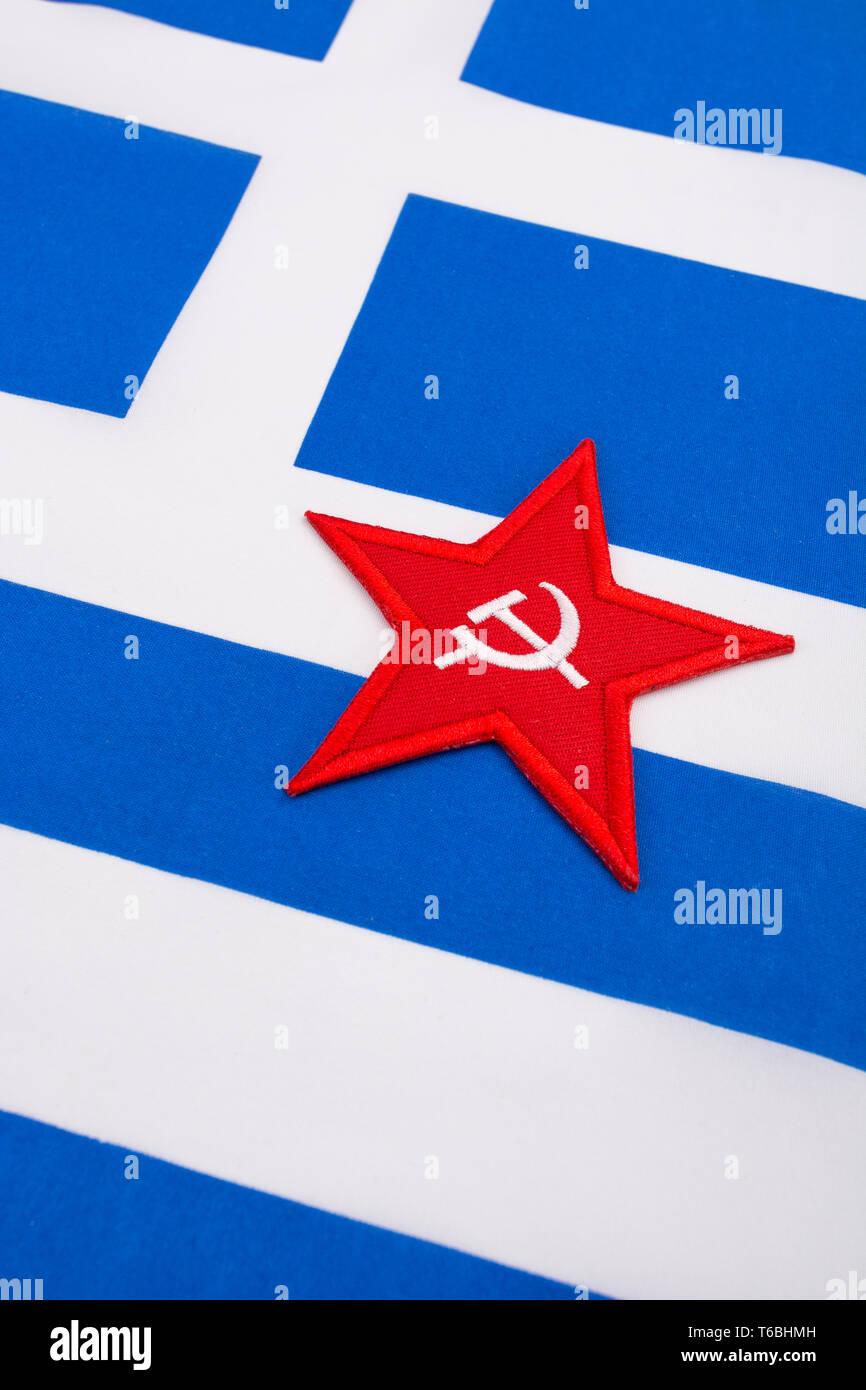 Logo Red Star Hammer e Sickle con bandiera greca. Per le elezioni socialisti vince alle elezioni generali greche. Comunisti greci martello e falce, stella rossa. Foto Stock