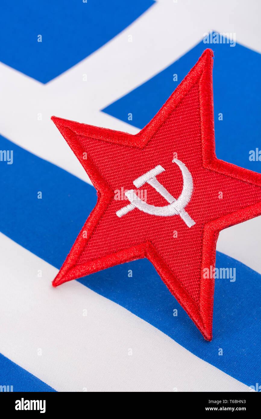 Logo Red Star Hammer e Sickle con bandiera greca. Per le elezioni socialisti vince alle elezioni generali greche. Comunisti greci martello e falce, stella rossa. Foto Stock