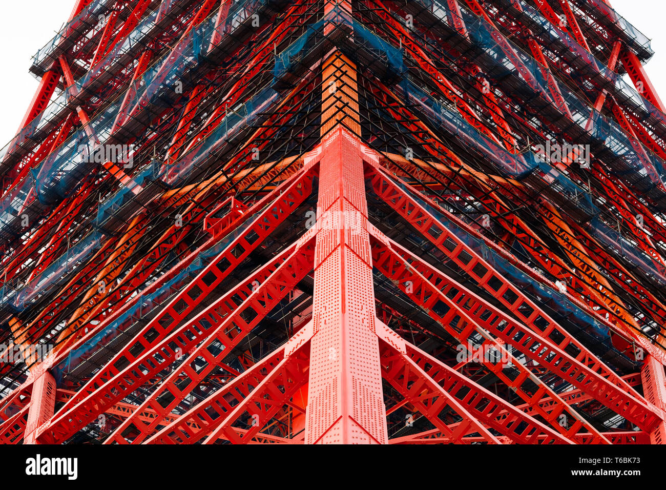 Un vicino intricato vista della base del Giappone della mitica Torre di Tokyo. Foto Stock