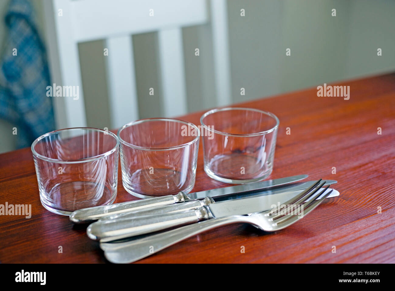 Posate e bicchieri su un tavolo da cucina, bassa DOF rilasciato Foto Stock