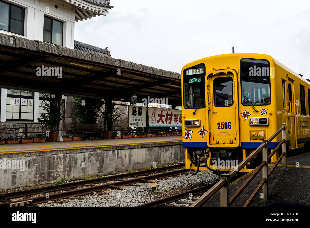 Shimabara Linea ferroviaria entrando in stazione di Shimabara, Prefettura di Nagasaki, Kyushu/Giappone Foto Stock