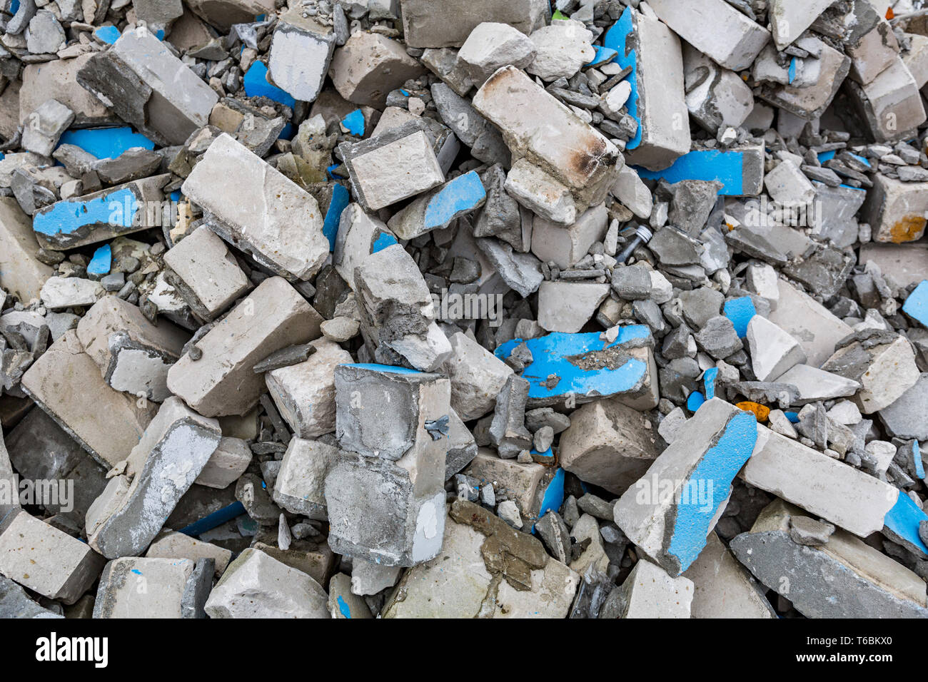 Rotto mattoni grigio Foto Stock