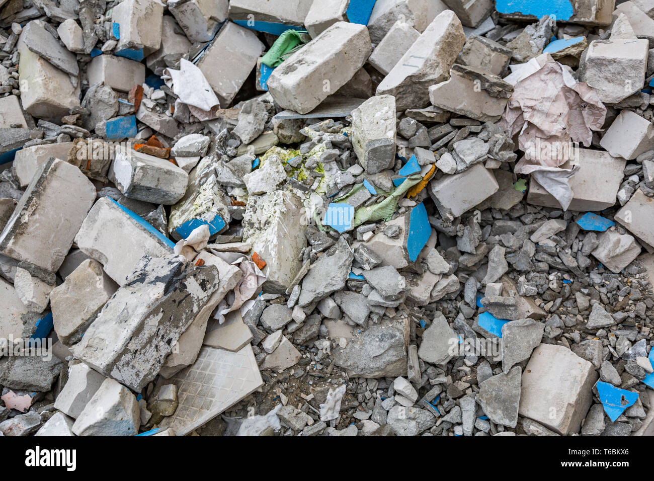 Rotto mattoni grigio Foto Stock