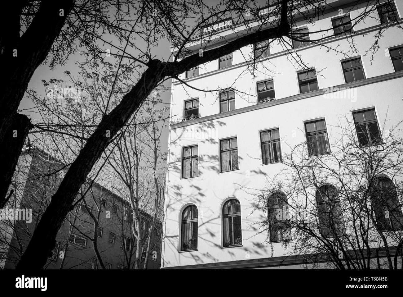 Vecchia casa in Berlino Kreuzberg, in bianco e nero Foto Stock