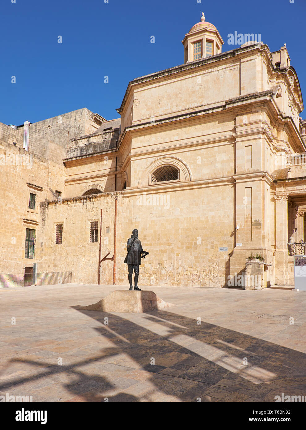 La vista di Piazza Jean de la Valette con statua di Jean Parisot de Valette, Valletta, Malta Foto Stock