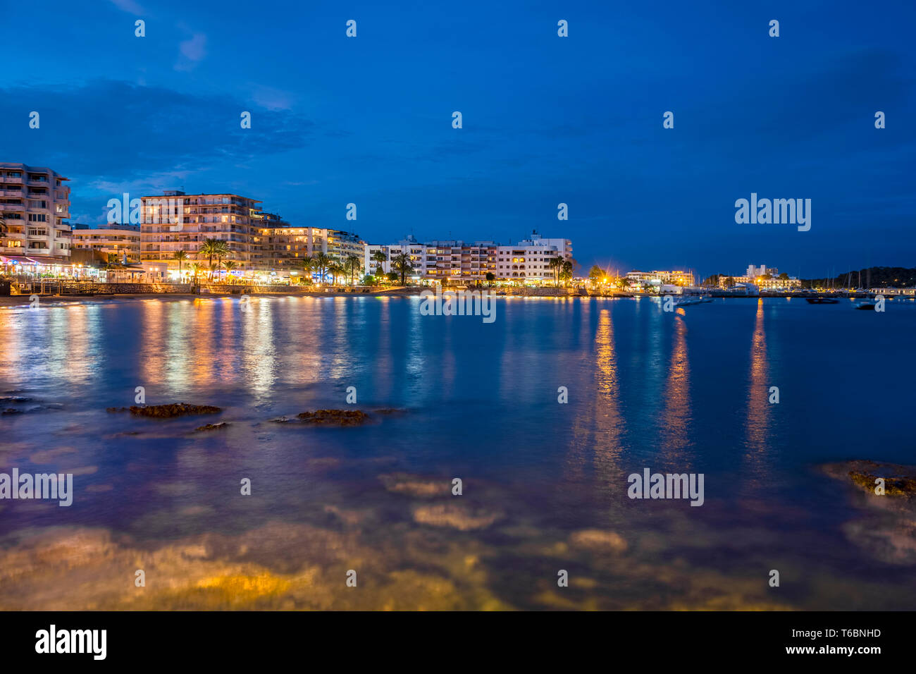 Il lungomare. Santa Eulalia des Riu. Isola di Ibiza. Isole Baleari. Spagna Foto Stock