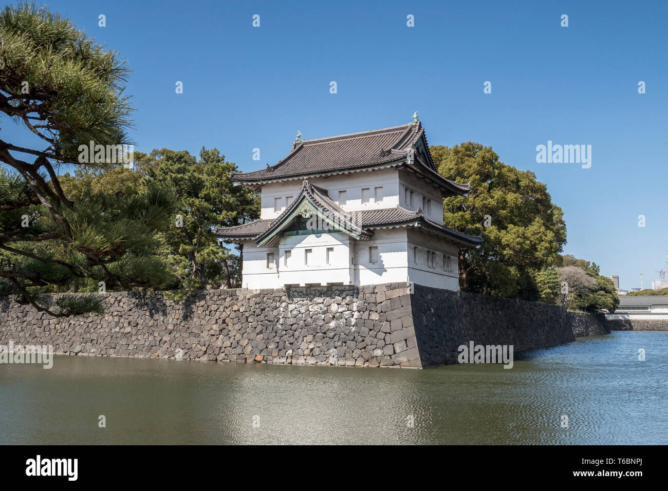 Torretta ad angolo sopra il fossato intorno al palazzo imperiale a Tokyo in Giappone. Foto Stock