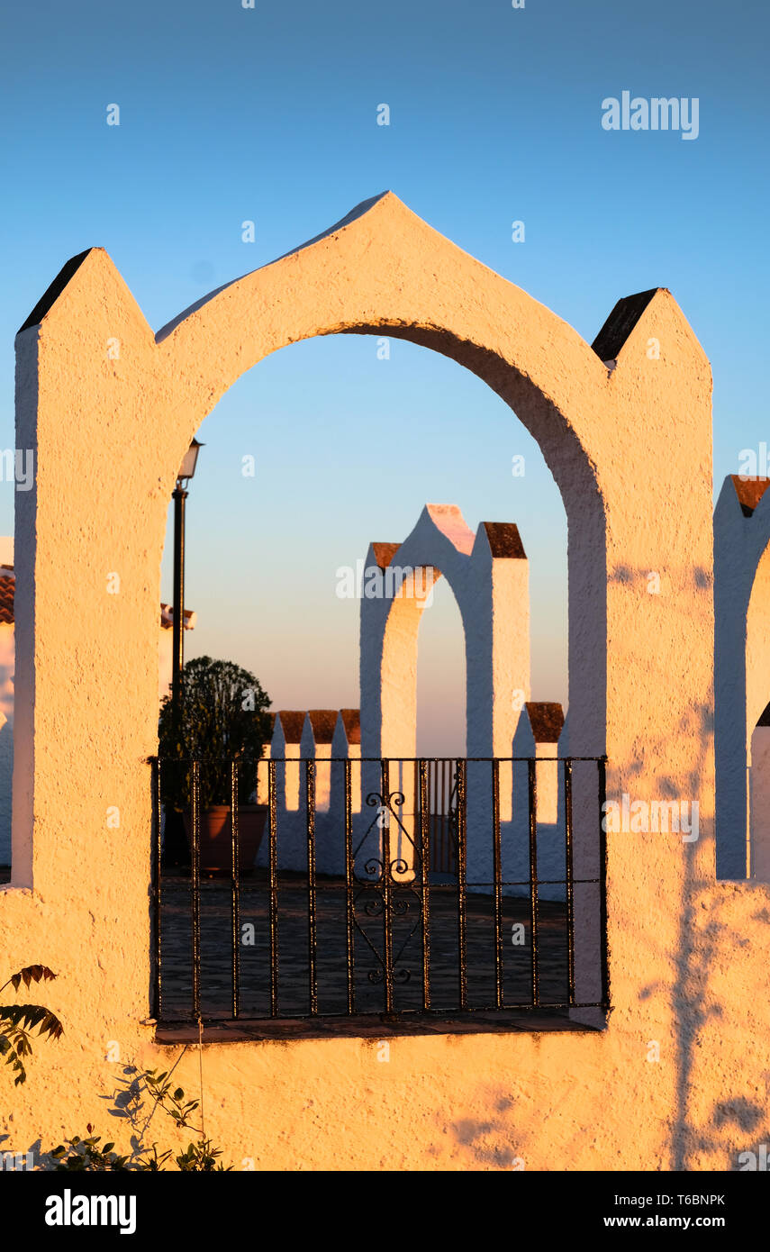 Luce della sera sull'architettura moresca di Castillo de Comares, Axarquia, Andalucia, Costa del Sol, Spagna Foto Stock