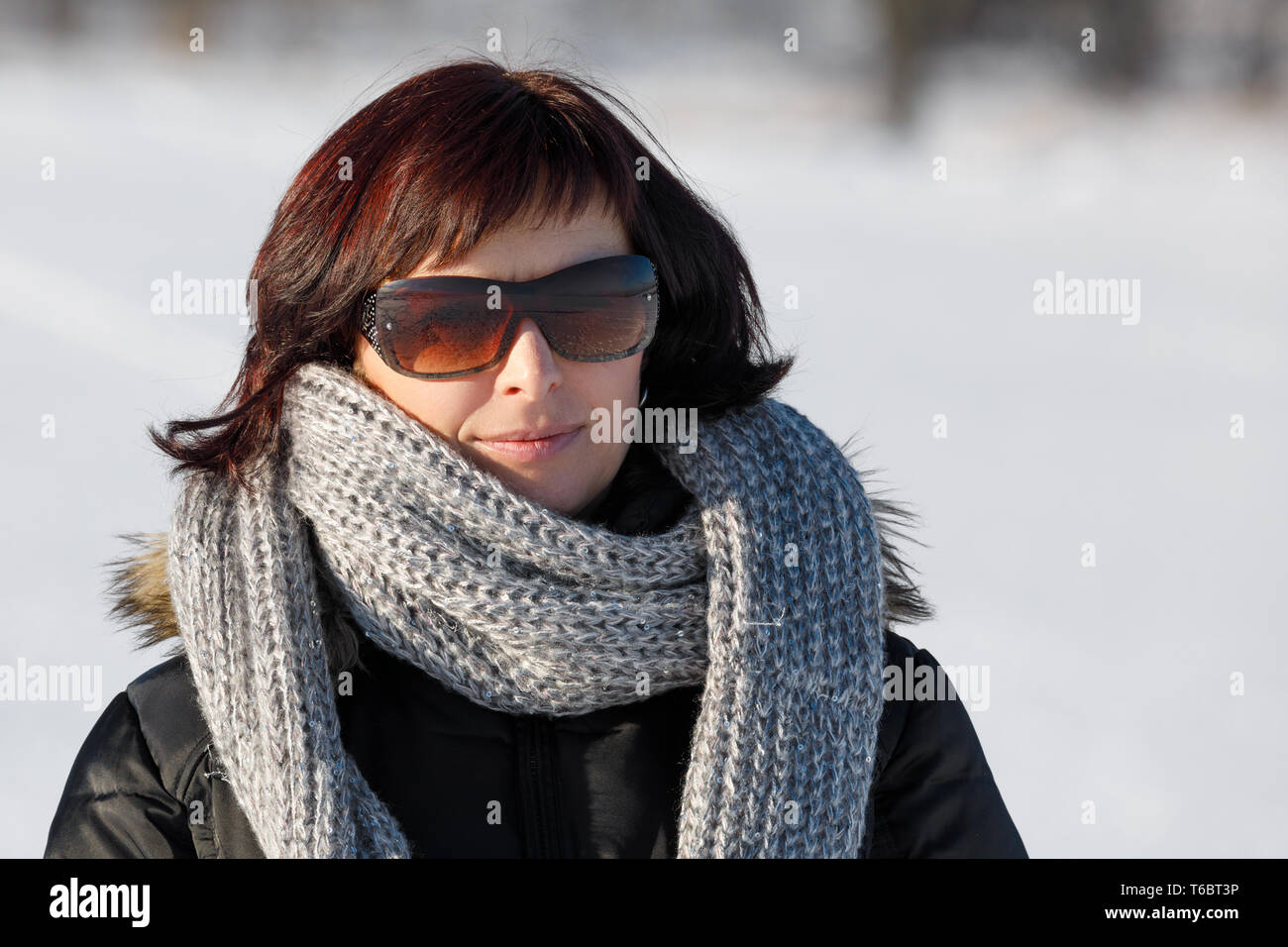 Donna con occhiali da sole senza trucco in inverno Foto Stock