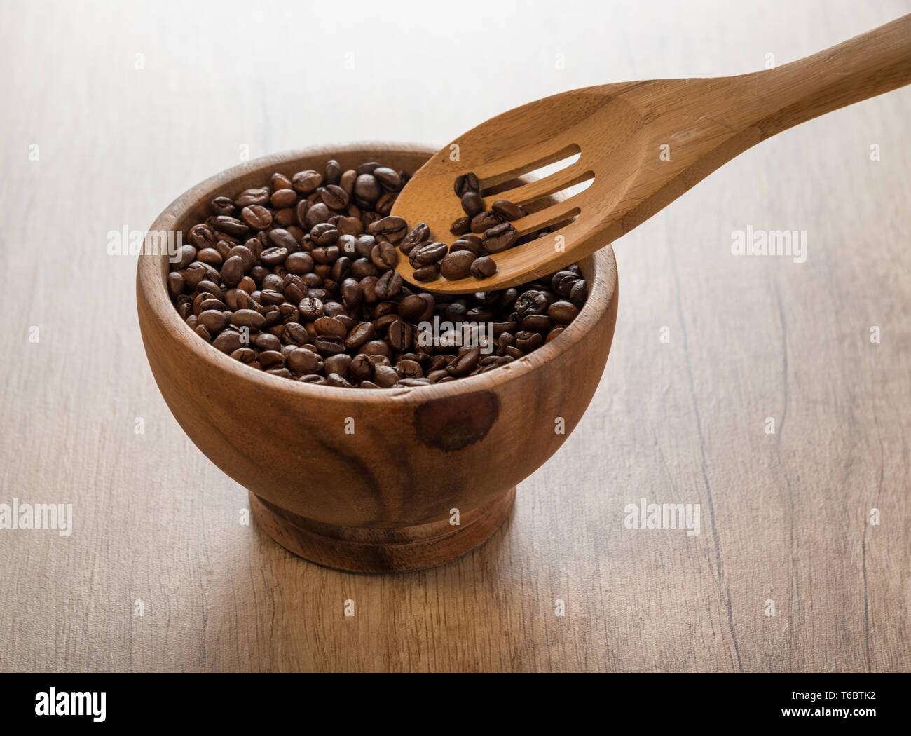 Bene i chicchi di caffè in una ciotola Foto Stock