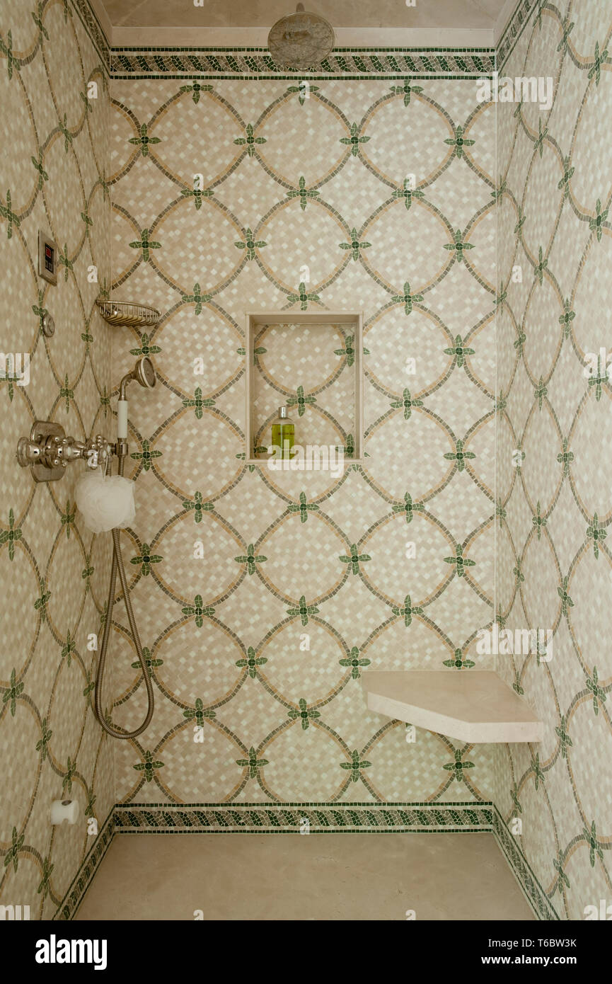 Ornato di piastrelle a mosaico nella doccia Foto Stock