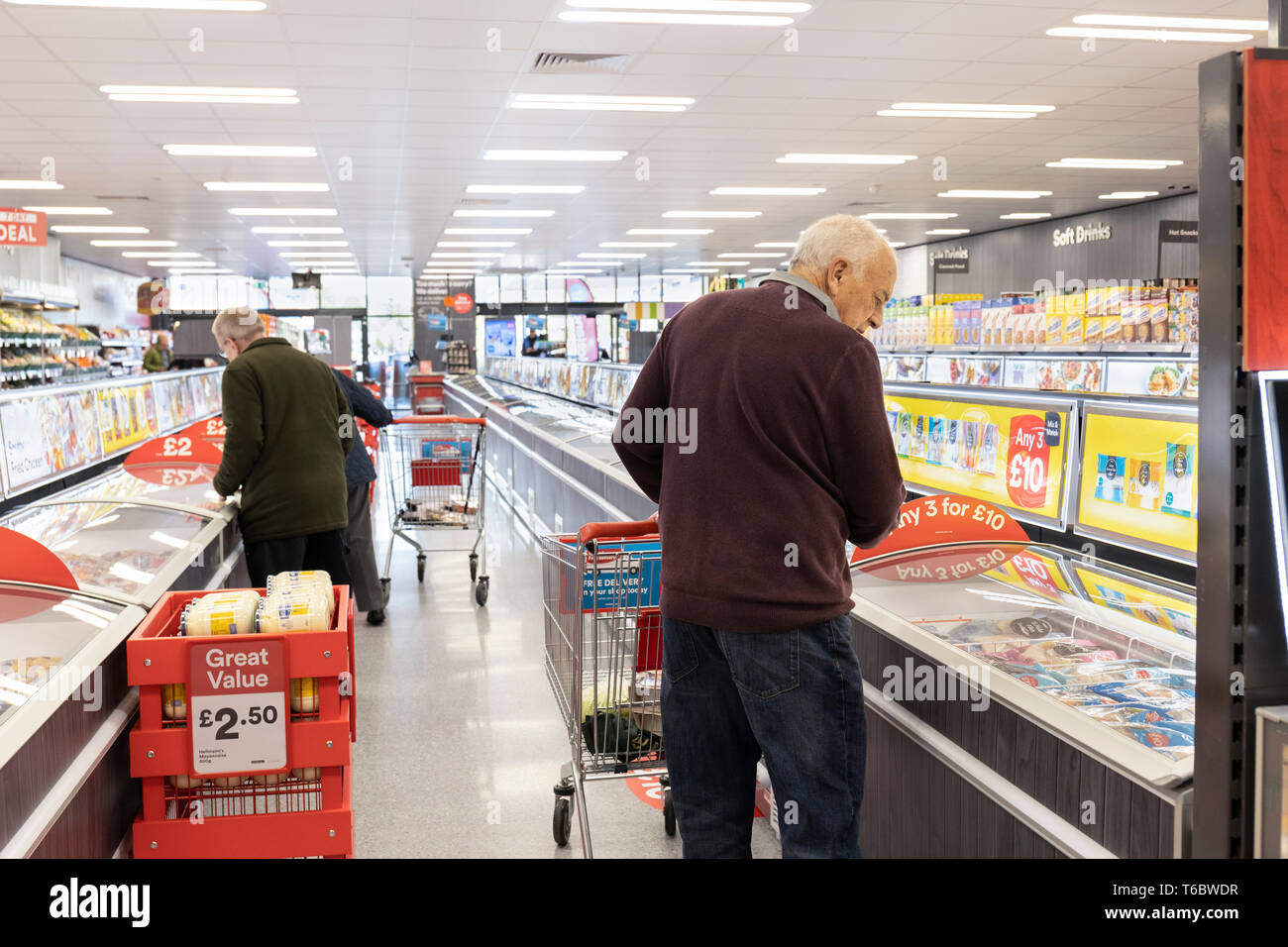 Fox Valley, Stocksbridge, Sheffield, U.K, 30 aprile 2019, l'Islanda supermercato Inaugurazione martedì alle 8 del mattino, con gli acquirenti. Foto Stock